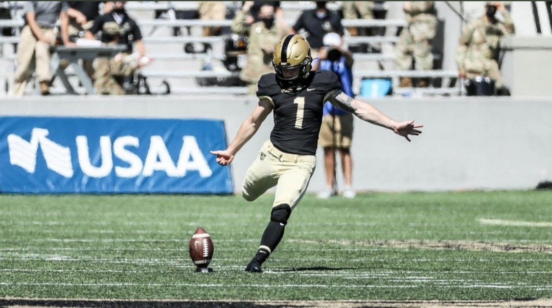 Dashaun9894's tweet photo. Blessed and honored to receive my first Division 1 offer from Army West Point @CoachSaturnio @ArmyWP_Football @GregBiggins @SierraCanyonFB https://t.co/asC1My94Ka