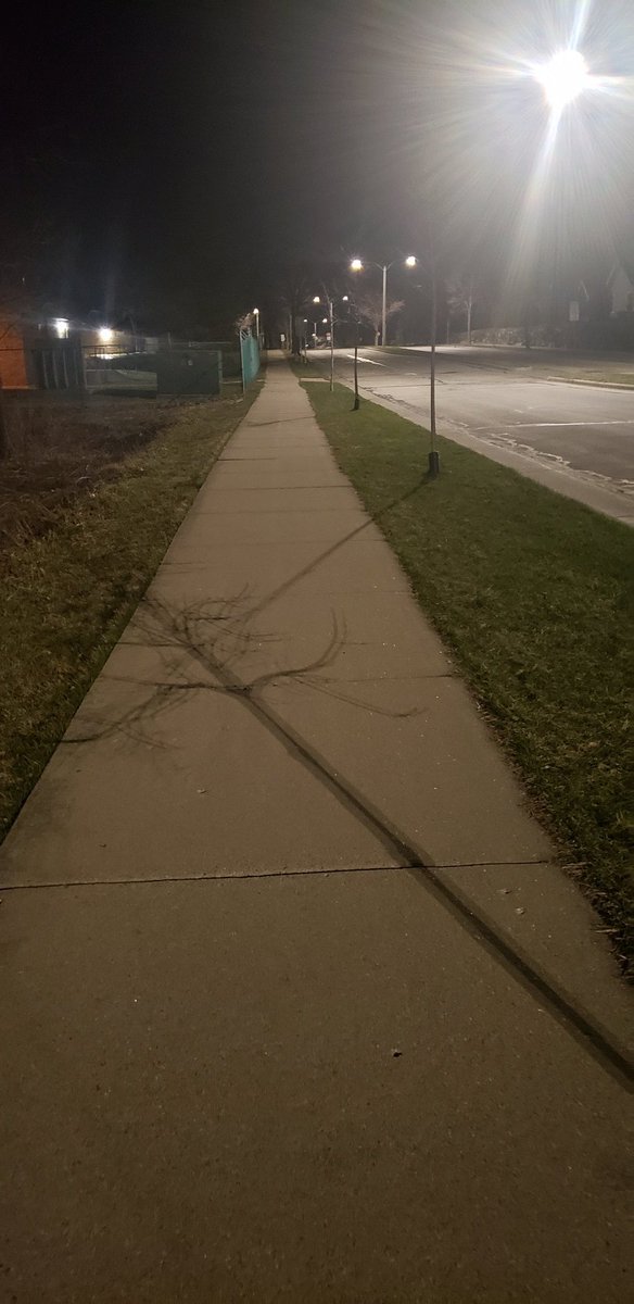 kjsigmund's tweet photo. Made the mistake of putting off the run "waiting for better weather" the past 4 days only to have insane wind tonight. Glad to have my new reflective leggings for tonight's #AnxietyRun ππ½ββοΈ https://t.co/550MAKwfZB