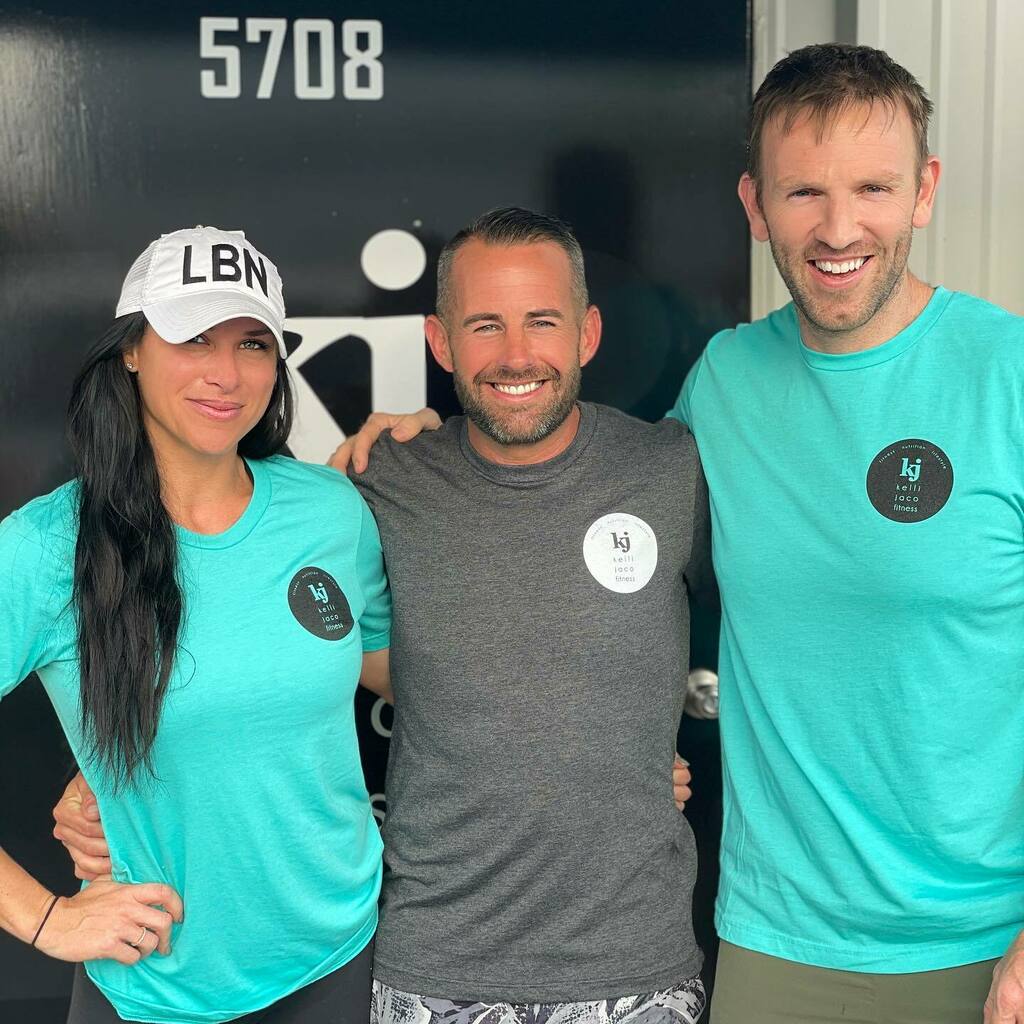 GreggMcLeod's tweet image. New Coaches shirts.
Same excellent coaches.

@kellijacofit 
@mattfar74 
@drewf_boxing_fitness 
@drewdenley4 
@clyons0525 
@gsmsrq 

#NewEnergy #SameLocation #Professional instagr.am/p/CNBjhfyrWlA/