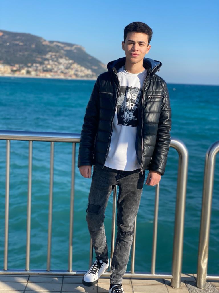 انا بين ضلمتهم حد نضيف ف هتلاحظني🖤