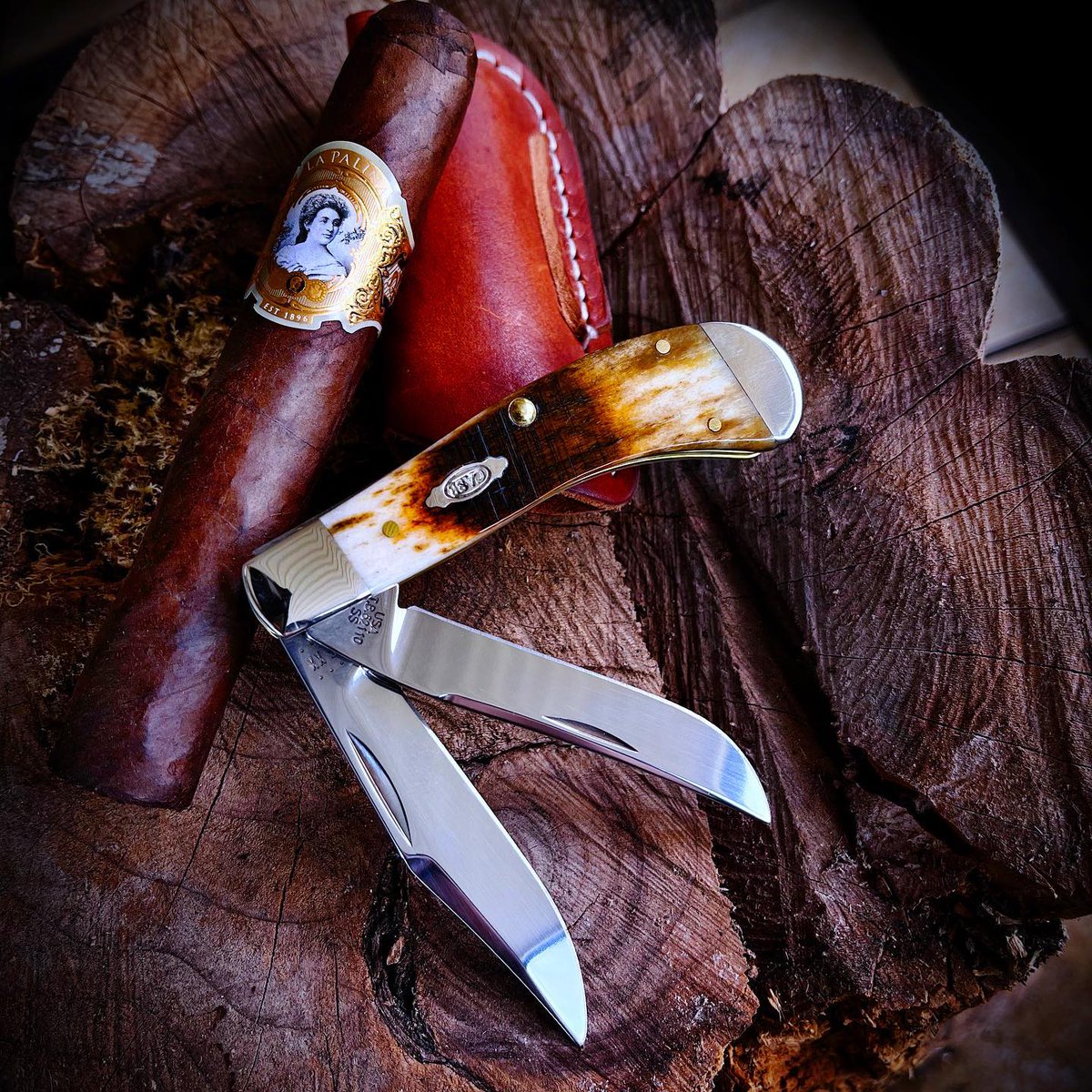 LaPalinaCigar's tweet photo. 📷 by @theclippoint: Cigars and Saddlehorns a classic combination @lapalinacigar
-
#staysharp #saddlehorn #cvsteel #carbonsteel #wrcase #casexx #caseknife #slipjoint #slipjointarmy #slipjointparadigm #smkw #smkwarmy #slipjointsunday #knifeknut #lapalina https://t.co/kQD3uarSgp