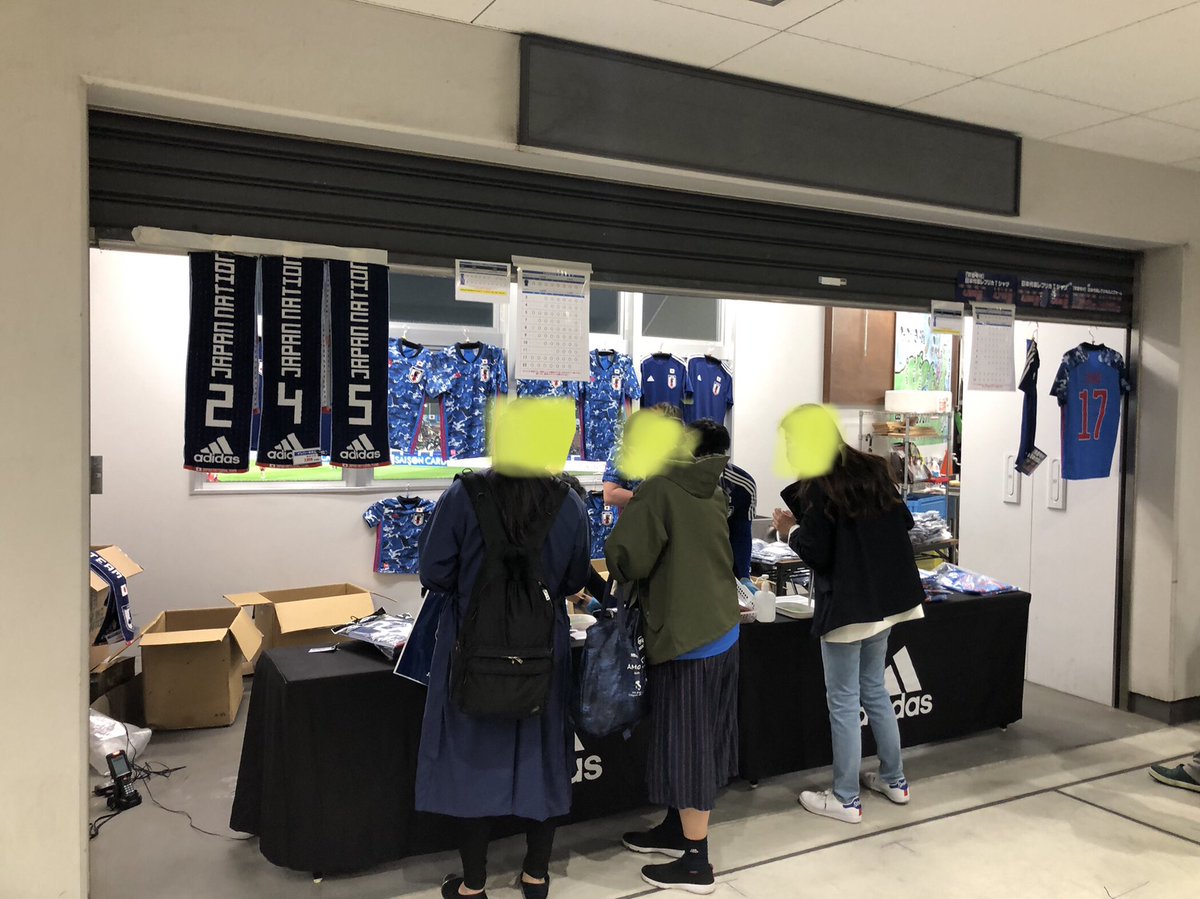 Take4 選手入場時 Fifa Anthem が別の曲に変わってる 02年のw杯の時の曲でも良かったんだが この後のアルゼンチン国歌 やはり長ったらしい前奏が終わった段階で勘違いの拍手が起きてしまう これはアルゼンチンにも責任があるのでは Fifa だか Ioc