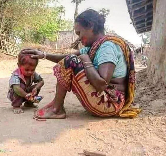 पता नहीं कहाँ कहाँ जन्नत की तलाश में पागल हैं लोग, इस बच्चे ने माँ के पैरों में रंग चढ़ाकर पूरी जन्नत और कायनात जीत ली! वन्दे मातरम्! मास्टर शीफूजी master shifuji 

pc-Bhanu
#maa #माँ