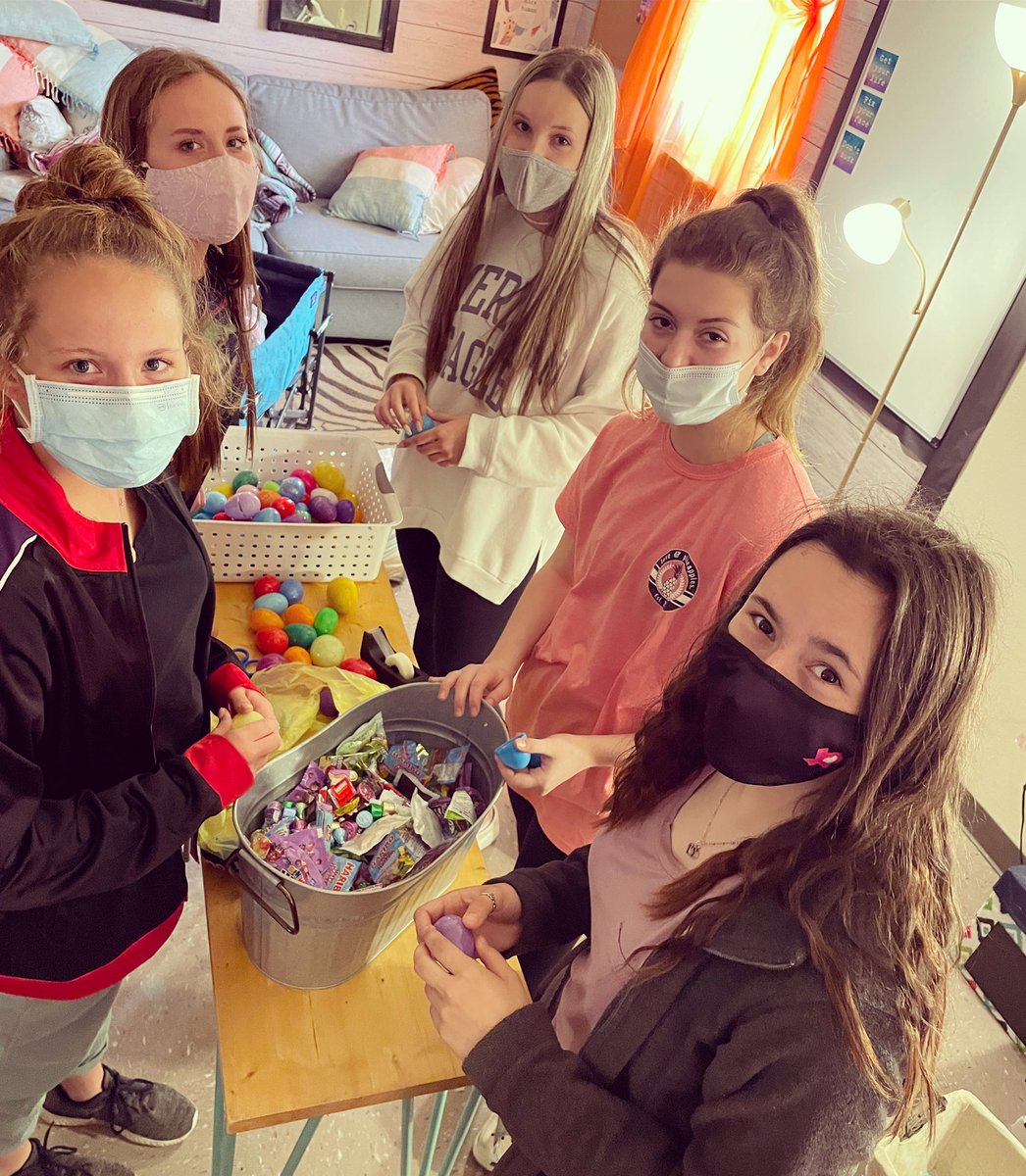 SVTigerSpirit's tweet image. Prepping for our Easter Egg fundraiser! It’s not too late! You have until Thursday to get your order in. Let us sprinkle your yard with EGG-stra amazing goodies on Easter morning! 🐣@SmithvilleISD @SmithvilleAth