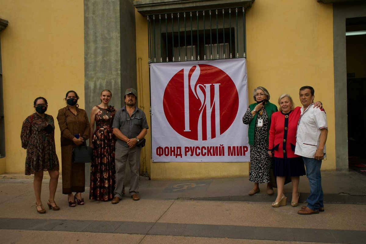 LaraPaola1's tweet photo. El @fmpt_cdmx participó en la Inauguración de la Exposición “Días de la cultura rusa”, que representa la riqueza cultural de Rusia a través del traje típico como un lenguaje universal. 
@AlcaldiaMHmx #RusskiyDom 
 1/2 https://t.co/d4SmgqluC3