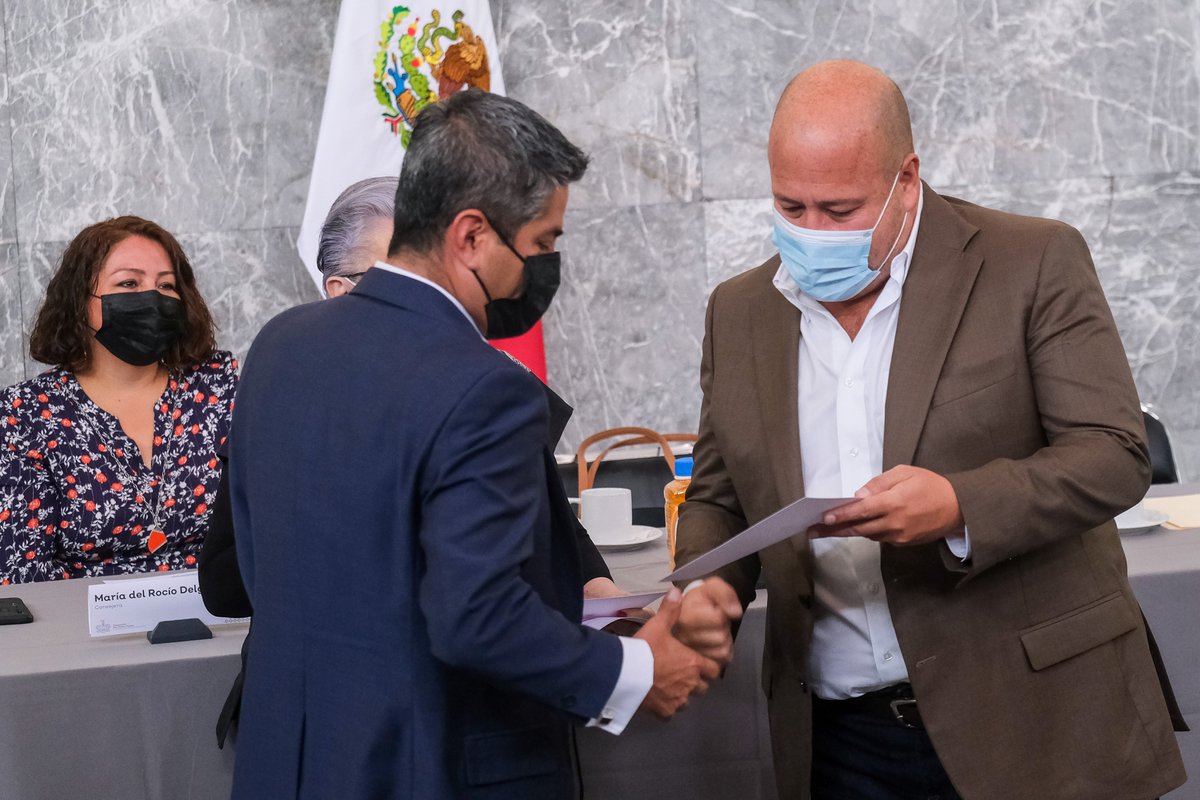 EnriqueAlfaroR's tweet photo. A cada integrante de este consejo, sepan que nos tomamos muy en serio su papel para las definiciones que se vienen y que son tan grandes como el futuro de Jalisco. A partir de hoy serán el pilar de la discusión sobre el pacto fiscal. De ese tamaño es su responsabilidad. https://t.co/TjLliXiWSQ