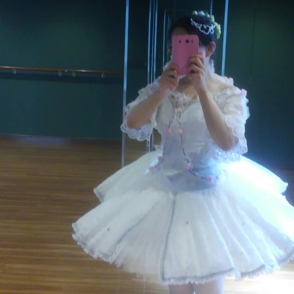 Tommy 4月舞台の衣装が来ました スワニルダ3幕です 髪飾り ネックレス イヤリングは手作りで 自信作 スカートがレースたっぷりでかわいい とよくばった結果の写真です スワニルダ バレエ ハンドメイド ハンドメイドアクセサリー バレエ髪