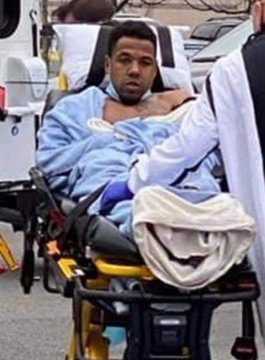 ianmiles's tweet photo. Yannick Badaogo has been identified as the man who stabbed 7 people in North Vancouver, killing a woman who was in her 20s. His other victims were also women. The stabber has a long history of violence, including domestic abuse. https://t.co/MSyie0XVR5
