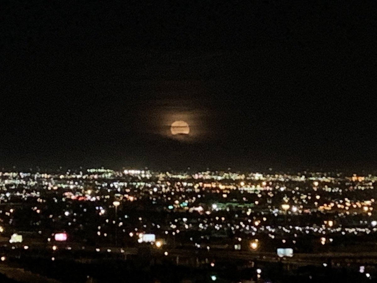 _nandiexo's tweet photo. The moon ❤️ #gooutsideandlook https://t.co/ZbiU5t5iif