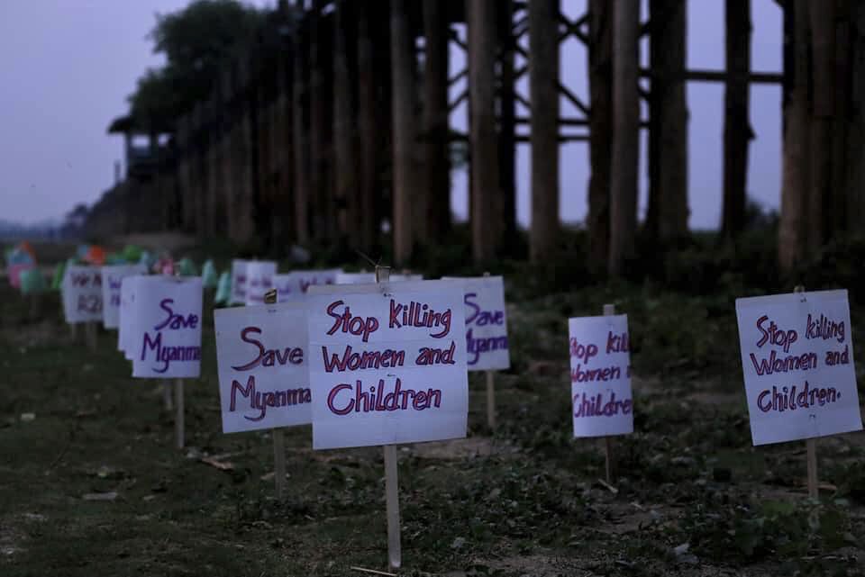 #Mar30Coup U Bein Bridge in Amarapura 

Dawn protest! 

#WhatsHappeningInMyanmar #myanmar