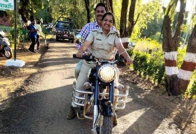 ASTHAKAUSHIK_'s tweet photo. लेडी सिंघम के नाम से मशहूर दबंग ऑफ़िसर ने SC-ST एक्ट दर्ज होने पर किया सुसाइड।दीपाली चव्हाण जैसी निर्भीक अफसर को SC-ST एक्ट में फंसाए जाने पर सुसाइड की घटना ने सबको झकझोर दिया है! पुलिस ने आरोपी सीनियर विनोद शिवकुमार को गिरफ्तार कर लिया है,जिसपर द��पाली ने फंसाने के आरोप लगाए। https://t.co/t8gYC9arce
