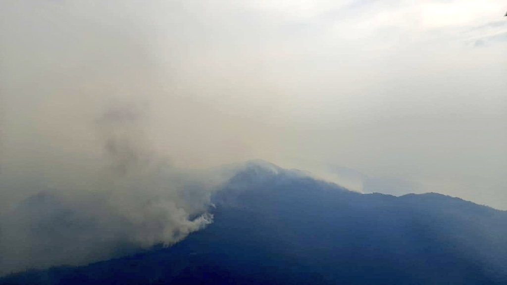 #ManipurFire 
On 27 March, IAF deployed two Mi-17V5 helicopters, equipped with Bambi Bucket,  to combat forest fires in Siroy Hills, Manipur.

Missions were undertaken on 29 March to control the fire.

#HADROps
#HarKaamDeshKeNaam