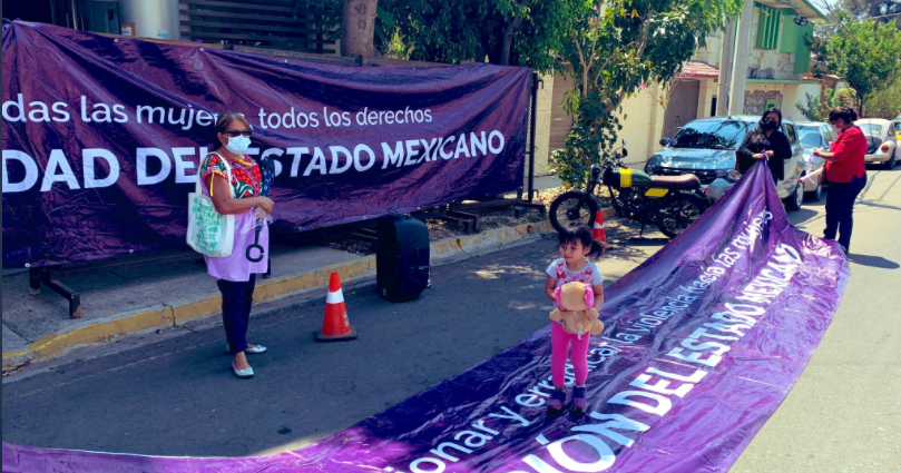OaxacaPolitico's tweet photo. Activistas exigen al @IEEPCO cumplimiento de lineamientos de paridad en registro de candidaturas

Ahora está en su cancha, en sus manos materializar el cumplimiento de estas acciones afirmativas”, destacó. https://t.co/SkdHJvC1sq https://t.co/Vnjv9OblKP