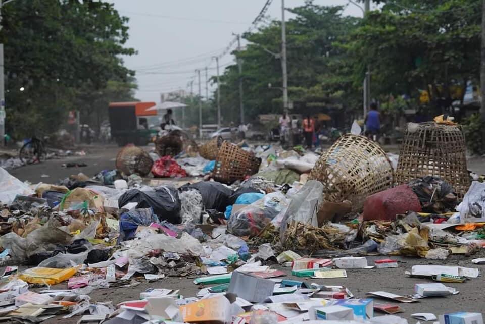 People piled rubbish on the roads to protest as a way of Civil Disobedience Movement in Tharketa tsp, Yangon. 
#WhatsHappeninglnMyanmar 
#Mar30Coup 
<a href="/freya_cole/">Freya Cole</a> <a href="/TostevinM/">Matthew Tostevin</a> <a href="/KenRoth/">Kenneth Roth</a>