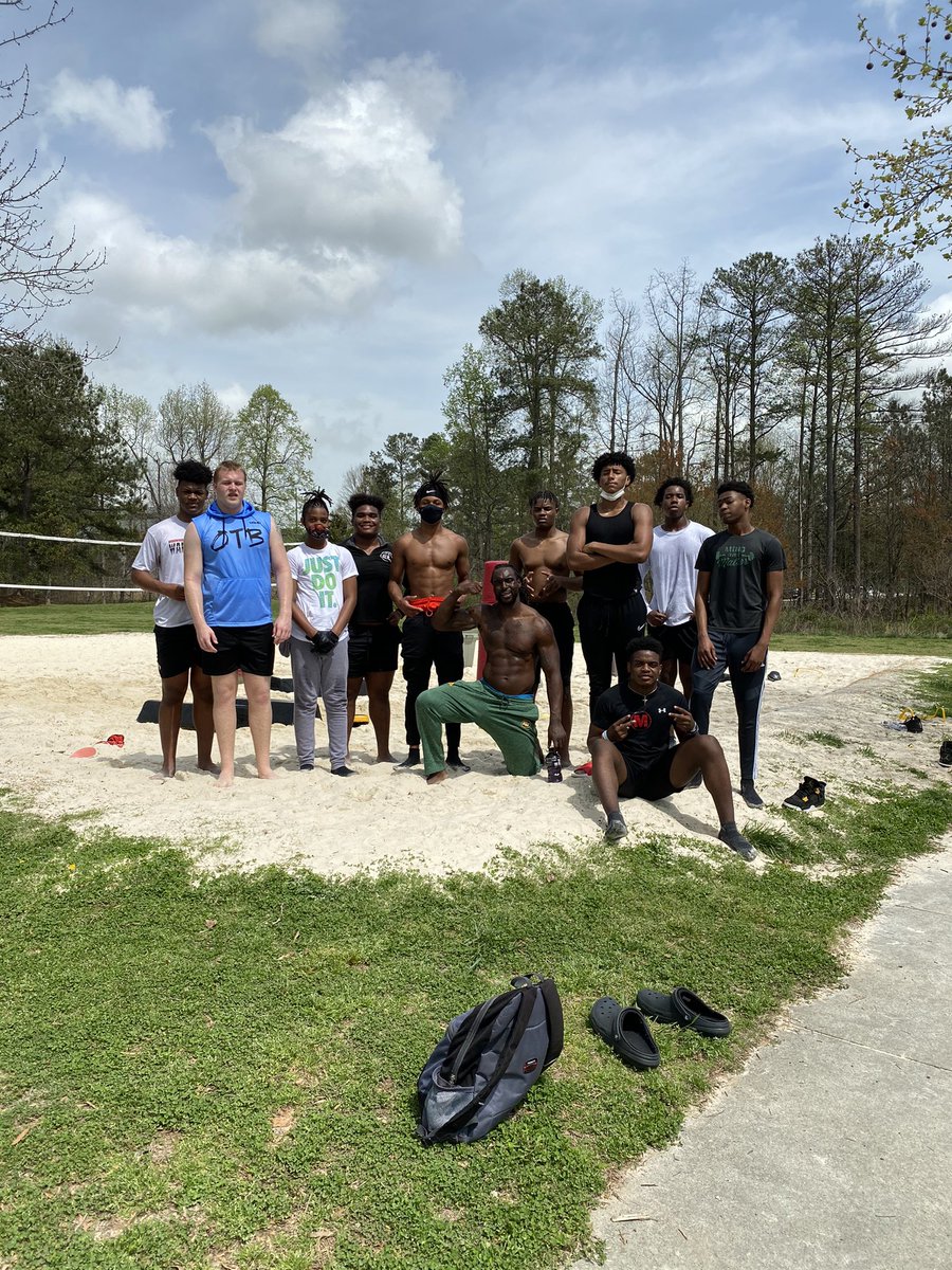 Mhoward38's tweet photo. Work vibes @yungajh @KristopherCass6 @PearceBrown4 @Tyler16Atkinson @Jordanbcarter22 @Kenneth44145097 @the_shi_44 @BWinston42 @RecruitGeorgia @scoutingreport_ different schools different flavors don’t matter two goals work and get better! ✊🏿💯🖤 https://t.co/Ag3J5NEar3