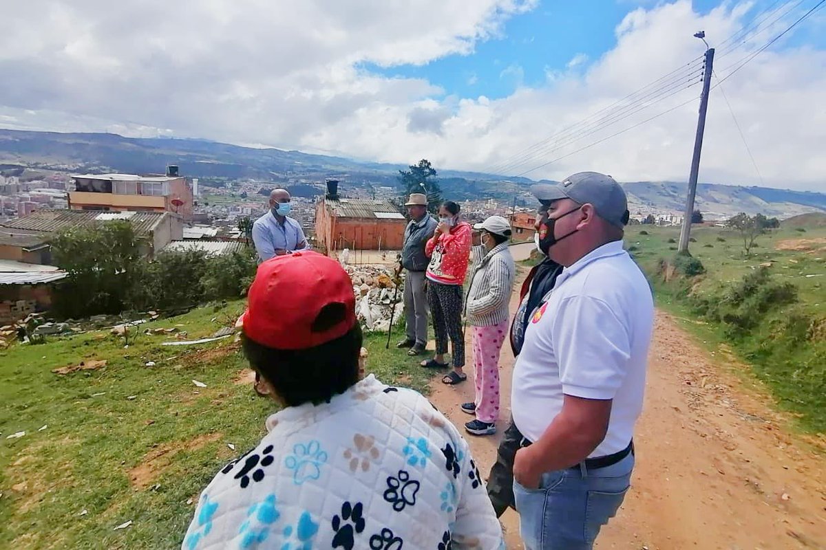 AlcaldiaTunja's tweet photo. ¡Luego de años sin servicio, más de 15 familias tendrán acceso a gas natural en los barrios San Lázaro y Bello Horizonte! 
✔️Hoy visitamos el sector para contarles la buena noticia junto al Secretario de Desarrollo de Tunja, el Concejal Simón Parra y la Empresa Grupo Vanti. https://t.co/xuFWRzzQ9V