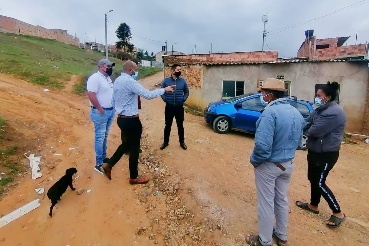 AlcaldiaTunja's tweet photo. ¡Luego de años sin servicio, más de 15 familias tendrán acceso a gas natural en los barrios San Lázaro y Bello Horizonte! 
✔️Hoy visitamos el sector para contarles la buena noticia junto al Secretario de Desarrollo de Tunja, el Concejal Simón Parra y la Empresa Grupo Vanti. https://t.co/xuFWRzzQ9V