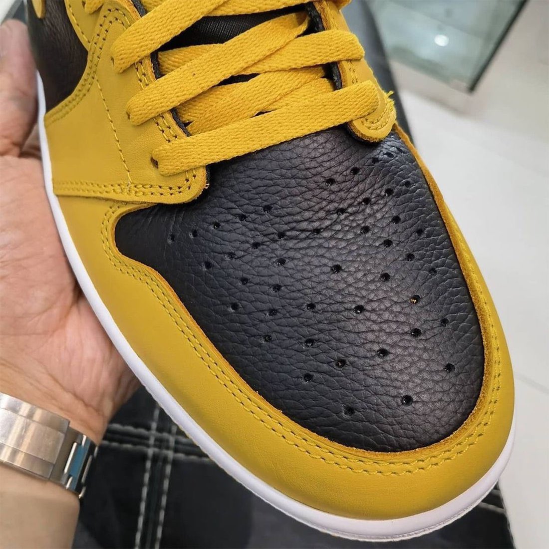 SneakerFiles.com tweet media