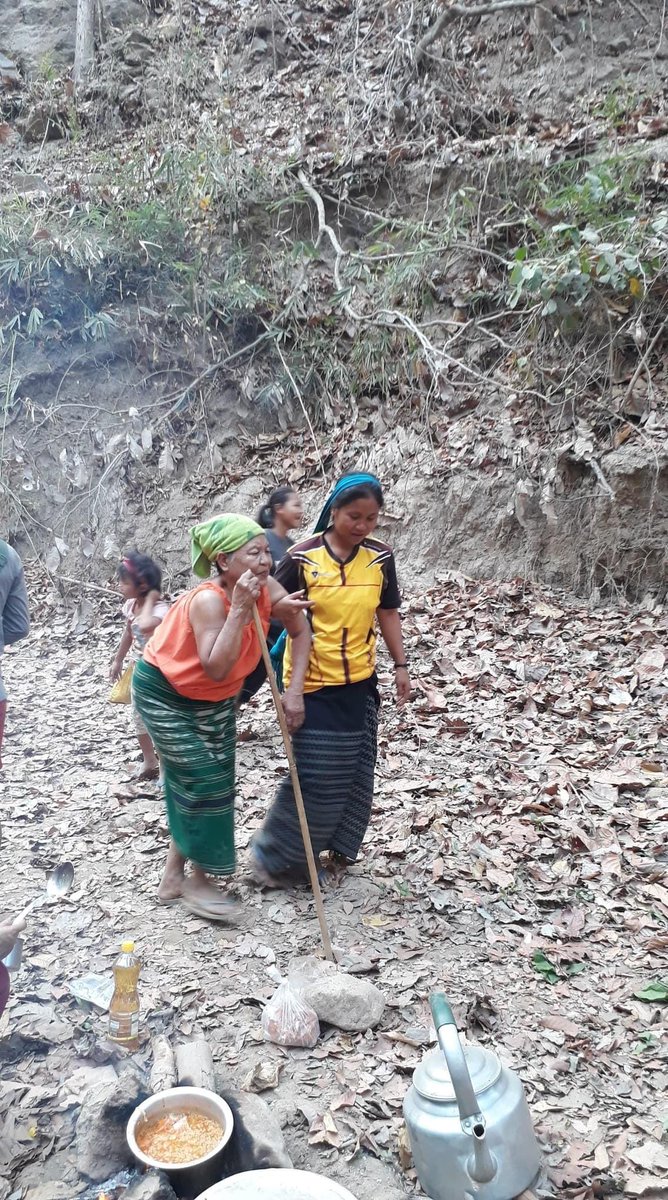 AungMyo83366931's tweet photo. Please be safe everyone. It's very heartbreaking after seeing this.I'm about to cry 😭 Grandmother and children's. Pls be safe. 🙏🏼 #WhatsHappeninglnMyanmar #SaveMyanmar #SaveChildrenInMyanmar https://t.co/v96fvAvzNz