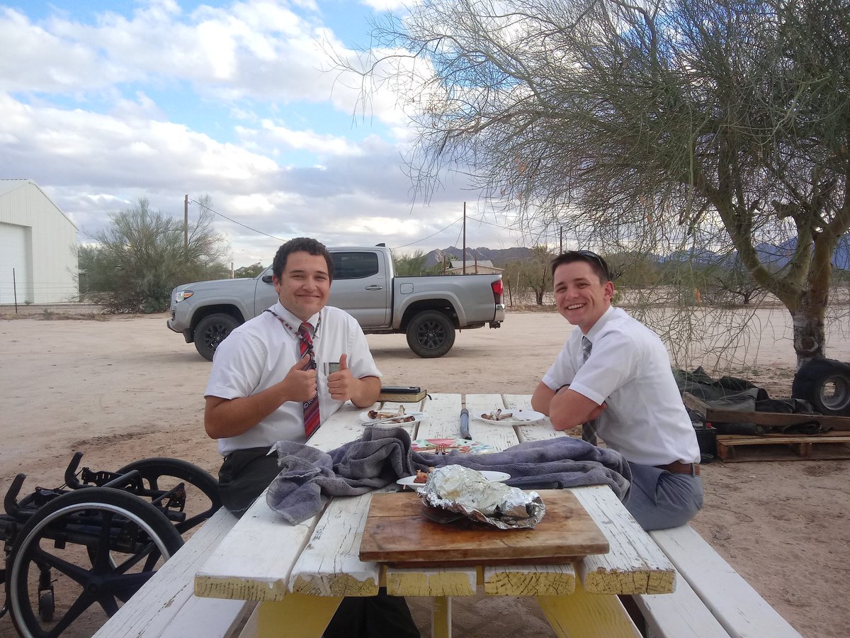 thetruth_tell's tweet photo. Dinner with the missionaries
#GodBlessAmerica https://t.co/nUoM3TF0mc