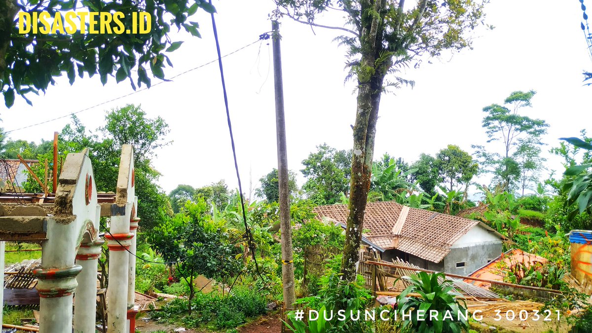 DisastersID's tweet photo. Kabel listrik PLN lepas dari tiang di lokasi bencana tanah bergerak #DusunCiherang #Nyalindung 30 #Maret pkl 06:00 #Sukabumi
@kulabudi @infomitigasi @Gerakantanah @BnpbPusdalops @PRB_BNPB
@BNPB_Indonesia @pln_123 @kabargeologi @InfoHumasBMKG
#DisastersID #DSTRS #KuSukaBumiKu https://t.co/U0tCDTk5ol