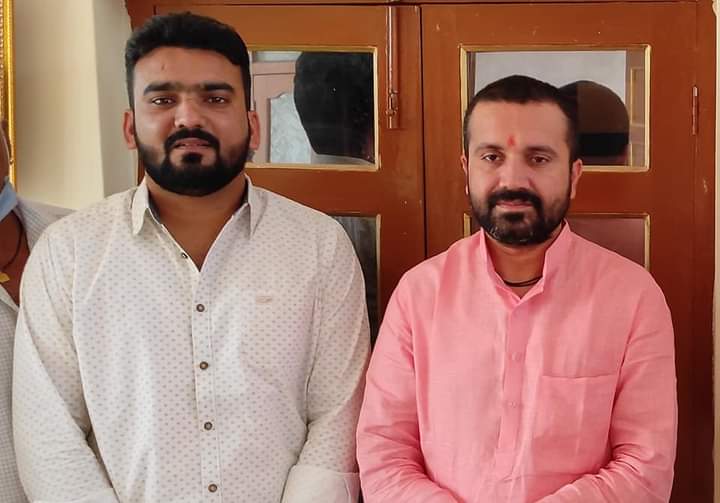 JnvuTarad's tweet photo. होली का राम राम सा!
आज होली के पावन पर्व पर रामधाम खेड़ापा के उतराधिकारी गोविंददास जी शाश्त्री से आशीर्वाद लिया एवं गाँव में मां का आशीर्वाद लिया! https://t.co/zHnZRuHwbC