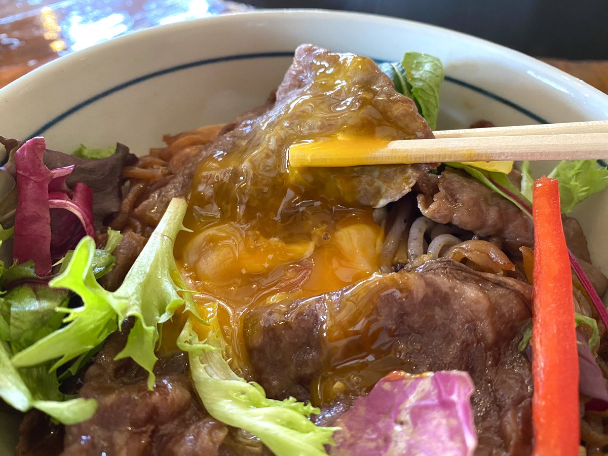 kassouzaru's tweet photo. ホープベルでランチはおまかせでってオーダーしたら美味しい肉があるからってスキヤキ丼が出て来ましたぁ〜！！
美味しかったぁ〜✨
#竜王スキーパーク #ホープベル #木落し #メキシカン #ランチ #スキヤキ丼 
#ryuoo #ryuooskipark #hopebell #kiotoshi  #hopebell #sukiyaki #sukiyakidon https://t.co/U0PpB3KNoL