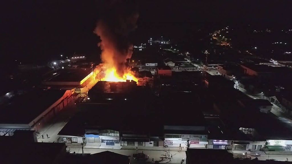 cna7oficial's tweet photo. Incêndio de grande proporção atinge centro de Benjamin Constant. Veja fotos:

Mais informações em instantes. #CNA7

[Foto: Reprodução/Facebook] https://t.co/3zQfyDCX5H