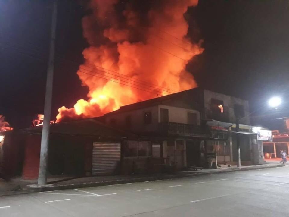 cna7oficial's tweet photo. Incêndio de grande proporção atinge centro de Benjamin Constant. Veja fotos:

Mais informações em instantes. #CNA7

[Foto: Reprodução/Facebook] https://t.co/3zQfyDCX5H