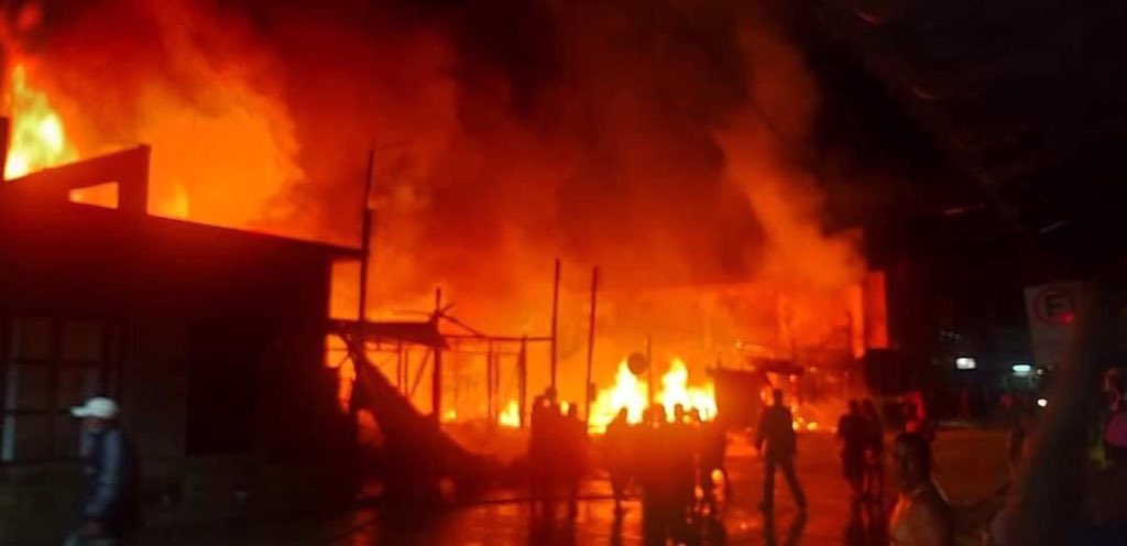 cna7oficial's tweet photo. Incêndio de grande proporção atinge centro de Benjamin Constant. Veja fotos:

Mais informações em instantes. #CNA7

[Foto: Reprodução/Facebook] https://t.co/3zQfyDCX5H
