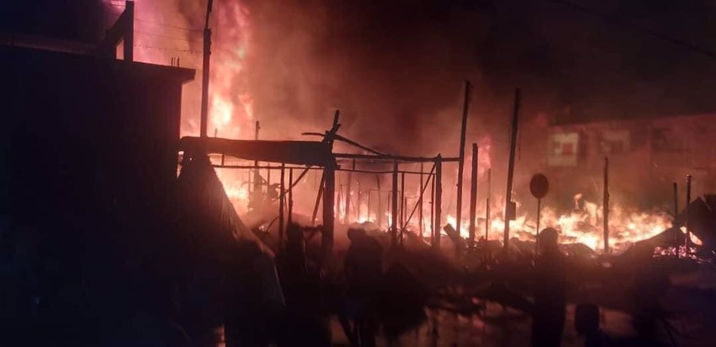 cna7oficial's tweet photo. Incêndio de grande proporção atinge centro de Benjamin Constant. Veja fotos:

Mais informações em instantes. #CNA7

[Foto: Reprodução/Facebook] https://t.co/3zQfyDCX5H