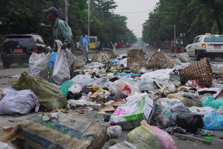 hninklwinoo's tweet photo. As part of the Anti-Dictators Strike movement, people throw unwanted garbage. The aim is to get us all together and dismantle dictatorial mechanisms. Trash is thrown away from the homes of the residents.

ABOMINABLE CRUELTY 
#Mar30Coup
#WhatsHappeningInMyanmar https://t.co/VZ2LwceoZt