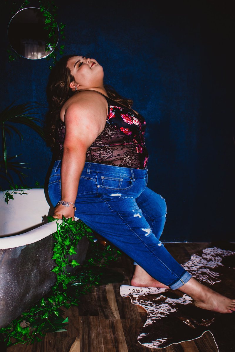 ALEXANDRIADIAZ_'s tweet photo. At first I didn’t think it was possible to love my body but as soon as I saw these pictures I’ve never felt more beautiful. It was such a pleasure working with you Destanie! She made me feel confident in myself and beautiful from head to toe.💗 Photography: @dessstaniiieee https://t.co/31GwL1b8ai