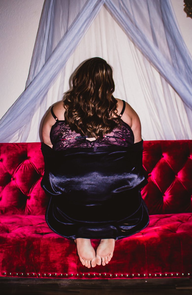 ALEXANDRIADIAZ_'s tweet photo. At first I didn’t think it was possible to love my body but as soon as I saw these pictures I’ve never felt more beautiful. It was such a pleasure working with you Destanie! She made me feel confident in myself and beautiful from head to toe.💗 Photography: @dessstaniiieee https://t.co/31GwL1b8ai