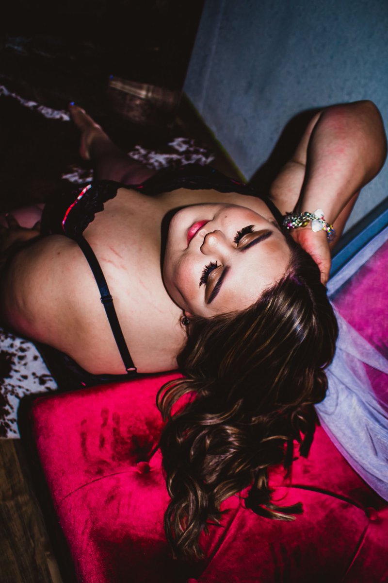 ALEXANDRIADIAZ_'s tweet photo. At first I didn’t think it was possible to love my body but as soon as I saw these pictures I’ve never felt more beautiful. It was such a pleasure working with you Destanie! She made me feel confident in myself and beautiful from head to toe.💗 Photography: @dessstaniiieee https://t.co/31GwL1b8ai