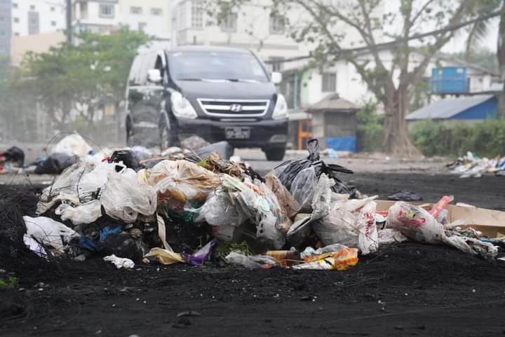 hninklwinoo's tweet photo. As part of the Anti-Dictators Strike movement, people throw unwanted garbage. The aim is to get us all together and dismantle dictatorial mechanisms. Trash is thrown away from the homes of the residents.

ABOMINABLE CRUELTY 
#Mar30Coup
#WhatsHappeningInMyanmar https://t.co/VZ2LwceoZt