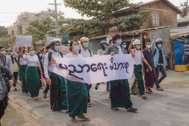 AgKoMinn2's tweet photo. Today: Mandalay Educational Family protested against The military junta in Myanmar. 
#WhatsHappeningInMyanmar 
#HearTheVoiceOfMyanmar 
#RejectMyanmarMilitaryCoup 
#WeNeedR2PInMyanmarImmediately https://t.co/lqoW7diWUj