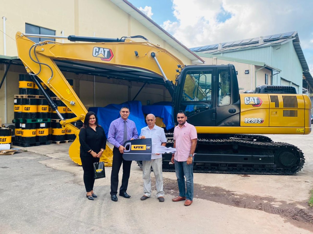 ute_cat's tweet photo. Handover of another Cat® 323D3 Hydraulic Excavator
#323d3 #caterpillar #hydraulic #excavator #utecat #srilanka https://t.co/1ZpQERlM80