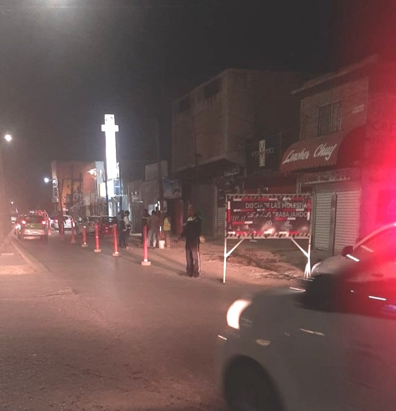 GomezSpv's tweet image. 🚨 La Subdirección de Tránsito y Vialidad brinda apoyo vial a personal del #Sideapa 👷 que realiza trabajos 🚧 en Prolongación Madero a la altura de Soriana Hamburgo. Se recomienda precaución al circular por el lugar.