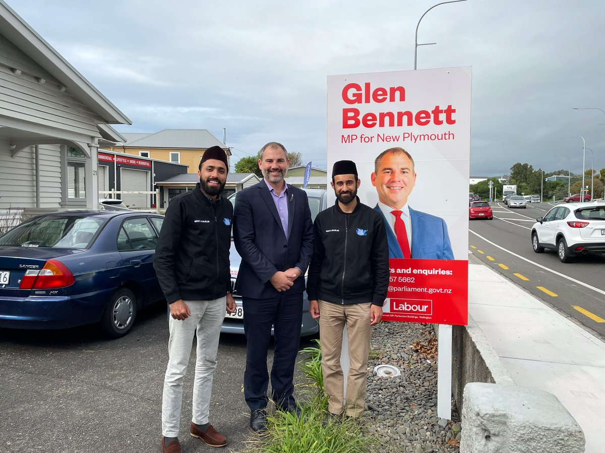 MustenserAQamar's tweet photo. It was an absolute pleasure meeting the MP for New Plymouth @bennett4np today, during our 21 day #MeetAMuslimNZ campaign.
#MeetAMuslim #TrueIslam #TrueIslamNZ https://t.co/d1mM83nJFx
