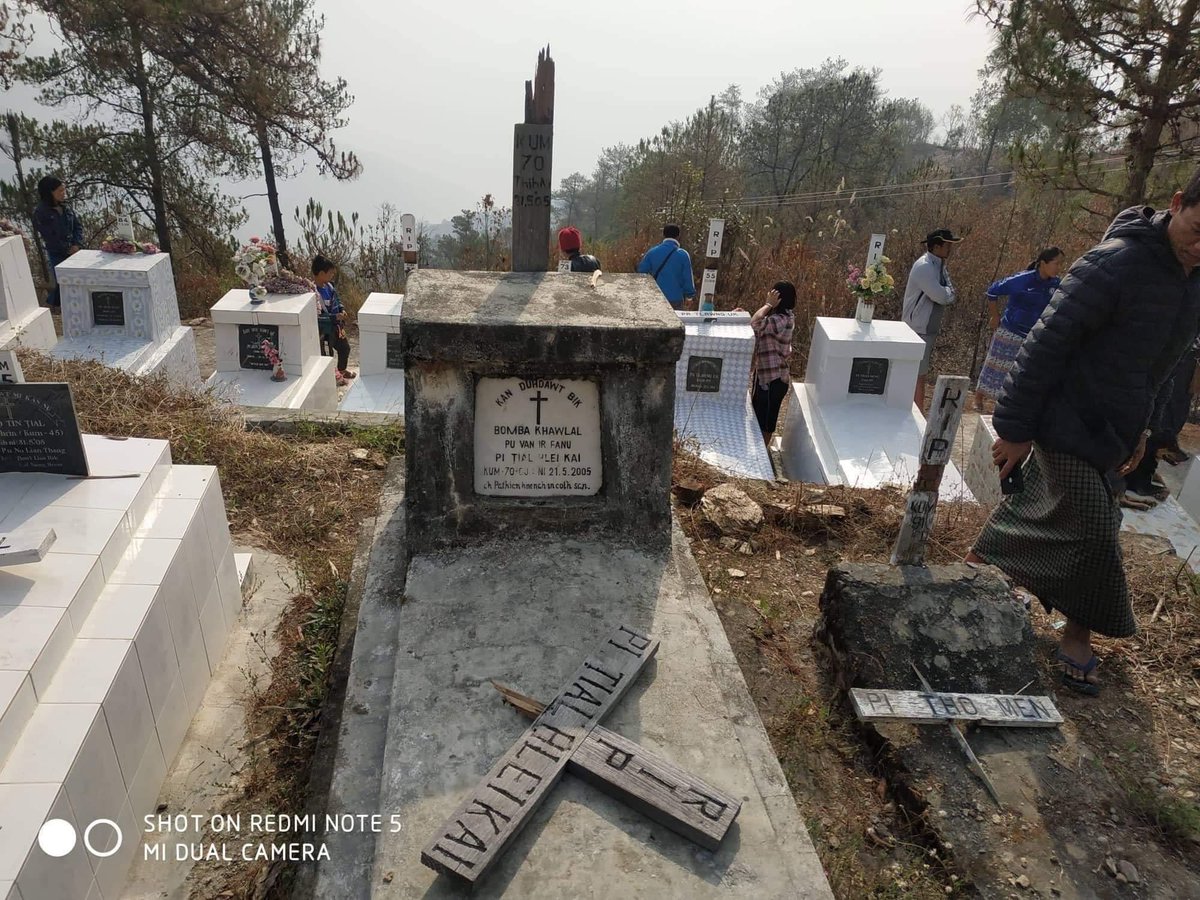 di_anasan's tweet photo. The gravestones in #PhaLen were destroyed by Junta Terrorists last night. The locals of PhaLen said; “Not only living people but also the dead are not safe to live under Junta Terrorists.”
#WhatsHappeningInMyanmar
#Mar30Coup
https://t.co/nPb1pED6nR