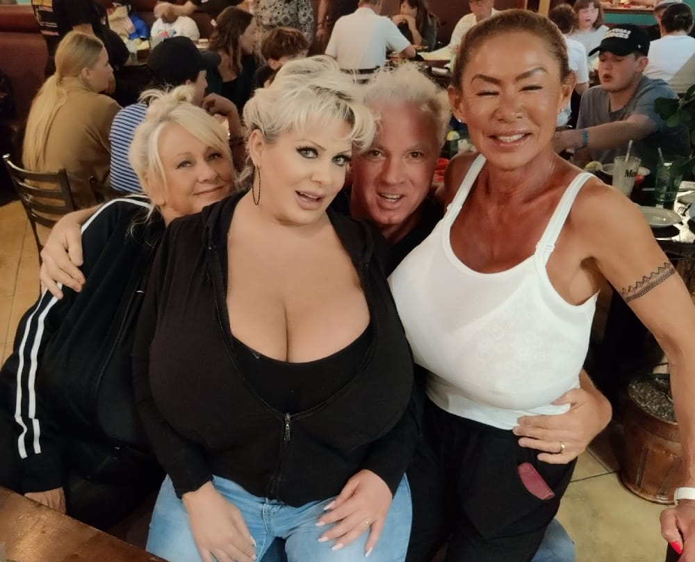 MrMarie2's tweet photo. Out at dinner this evening to celebrate Mr. Kleevage's birthday. So I gathered up Kayla Kleevage, Claudia Marie, and Minka for a pic with me: https://t.co/hnPy7CybVZ