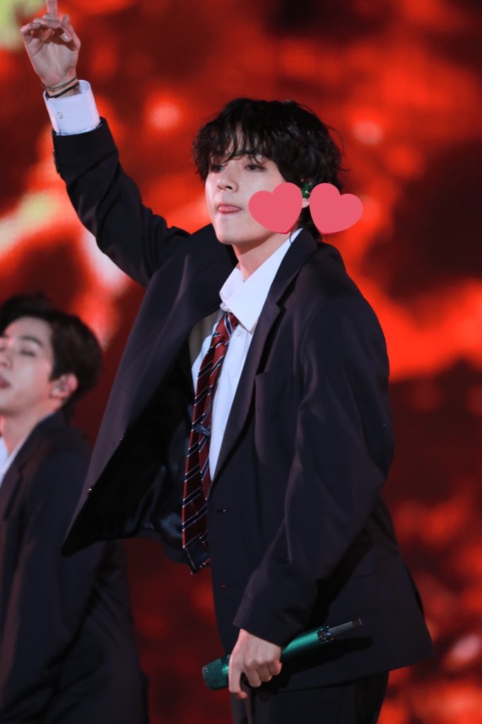 BTSdataseII's tweet photo. 장당 0.8 일괄 1.5으로 드릴게요 ~ 둘다 원본 사진이고 퀄 진짜 좋아요  ~ 디엠주세요 ~ #방탄데이터 #btsdata #data #방탄소년단 #뷔데이터 #태형데이터 https://t.co/ORq8iPiY60
