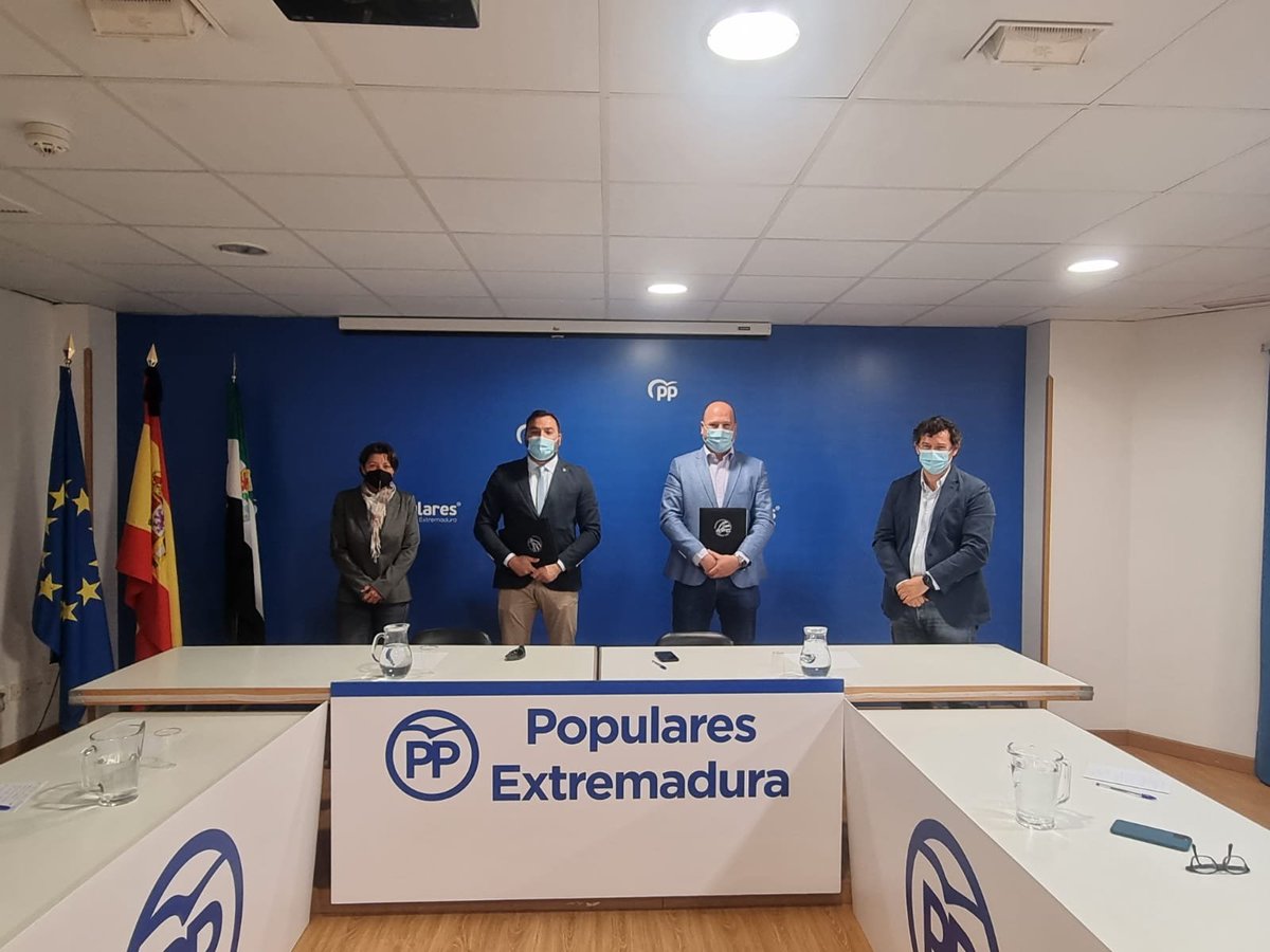 apc_badajoz's tweet photo. Gracias a @GPPopularExt y los Diputados @PilucaGTD y Juan Luis Rodríguez por reunirse con @apcabos  para la exposición de puntos vitales:

1° Pase voluntario al RGSS
2° Pase al Grupo B
3° Petición de Escala Propia
4° Seguro responsabilidad civil

https://t.co/w8pVZ2tN75 https://t.co/XiGb6xGma5
