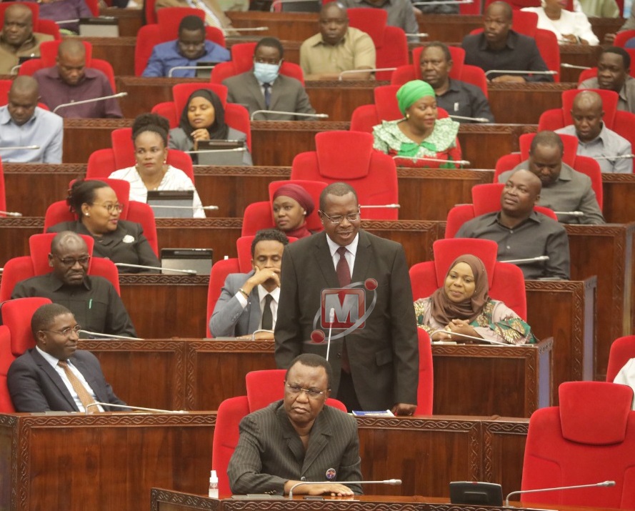 MwananchiNews's tweet photo. “Hali ya umasikini katika nchi yetu ni mkubwa sana, tuna zaidi ya watu milioni 14 wanaoishi chini ya kiwango cha umasikini kwahiyo wale ambao nitakuta wanadokoa rasilimali za umma hao ni halali yangu nitamsaidia Rais wetu kwa niaba ya watanzania wanyonge,” Dk Philip Mpango https://t.co/I4THTV0uoO