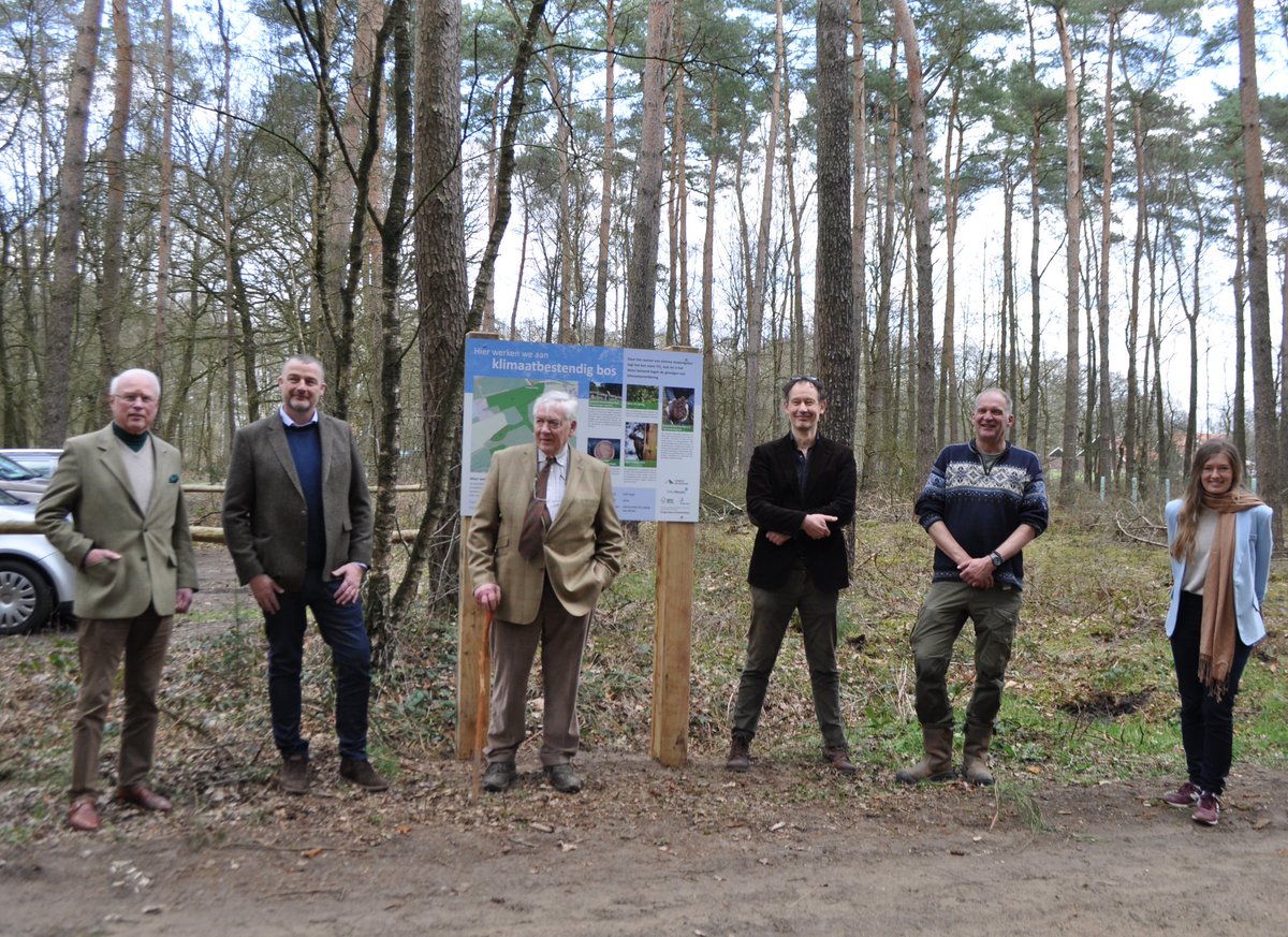 Op vrijdag 26 maart hebben <a href="/FSCNL/">FSC Nederland</a> <a href="/Bosgroepen/">Bosgroepen</a> en <a href="/VolkerWessels/">VolkerWessels</a> bij landgoed Het Meuleman (Overijssel) een klimaatbord onthuld. Het bord beschrijft de genomen maatregelen voor #klimaatslimbosbeheer en de verwachte impact:  fsc.nl/nl-nl/nieuws/i… #forestsforallforever #klimaatbos
