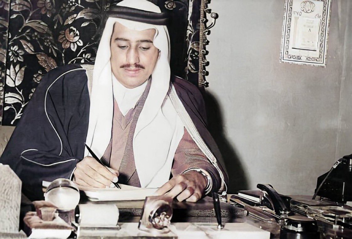صورة نادرة للملك سلمان حفظه الله في مكتبه عام 1955 م.