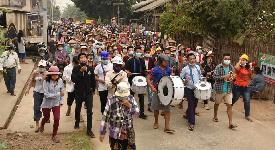 XueMei01's tweet photo. "Spring Revolution " demonstration against military dictatorship in Katha township, Sagaing Region today ! 

ABOMINABLE CRUELTY
#WhatsHappeningInMyanmar 
#Mar30Coup https://t.co/DMnGYu9iYa