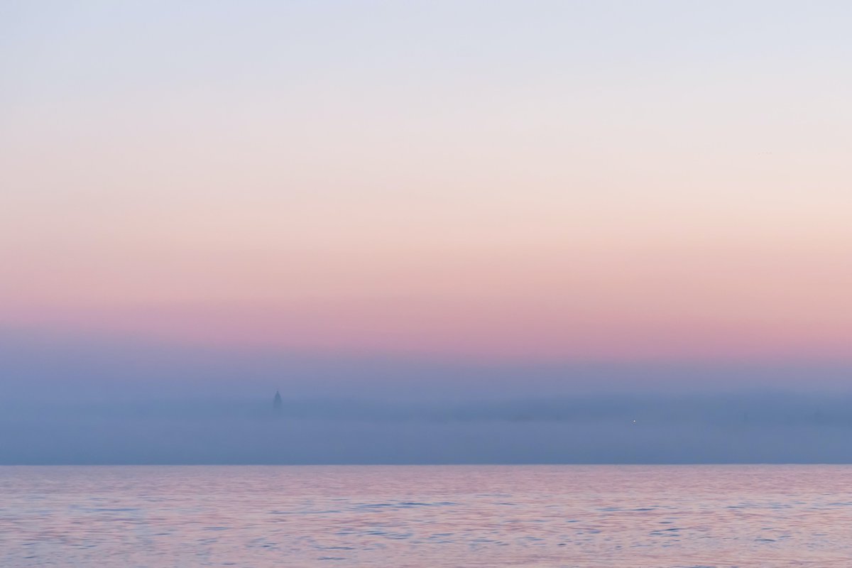 Il campanile della chiesa di San Nicolò esce dalla nebbia, questa mattina #LidodiVenezia
