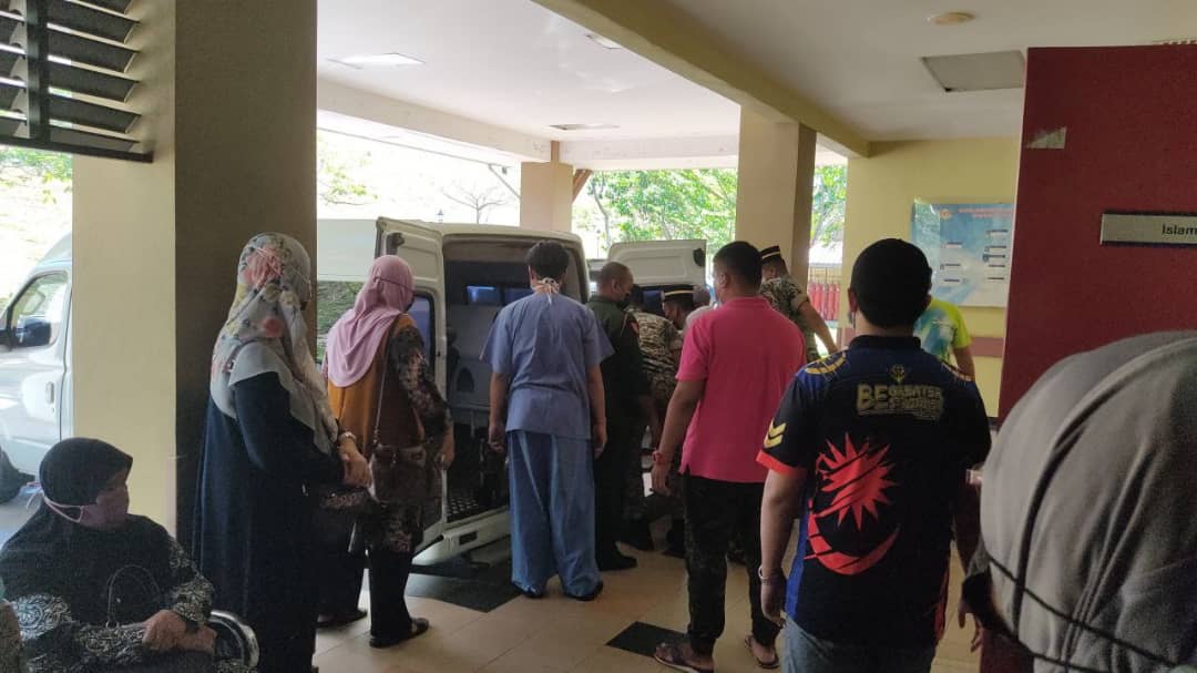 MustaphaShima's tweet photo. Telah tiba saat waktu kau tinggalkan kan kami
Kerana takdir yg maha Esa telah menetapkan
Sedih rasanya hati ini mengenangkan
Kau sahabatku kau teman sejati
Setangkai doa dan kiriman al fatehah utkmu shabat
Moga kau tenang di sana😭😭😭😭😭

Al fatihah kawan.....😭☹️ https://t.co/AeOTonAQAy